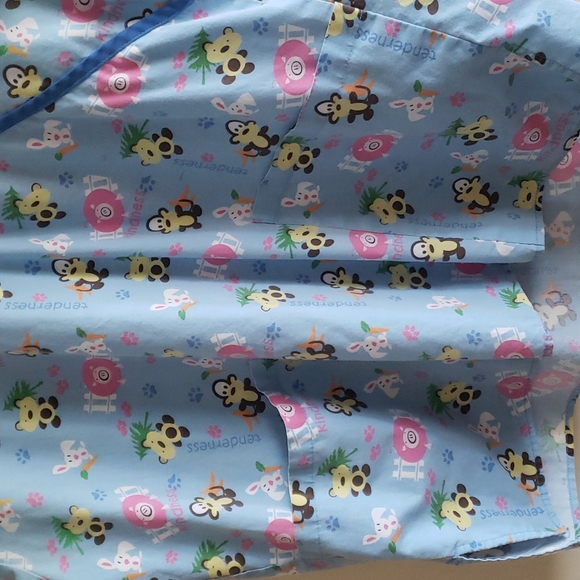 Cute scrub top - Picture 2 of 4